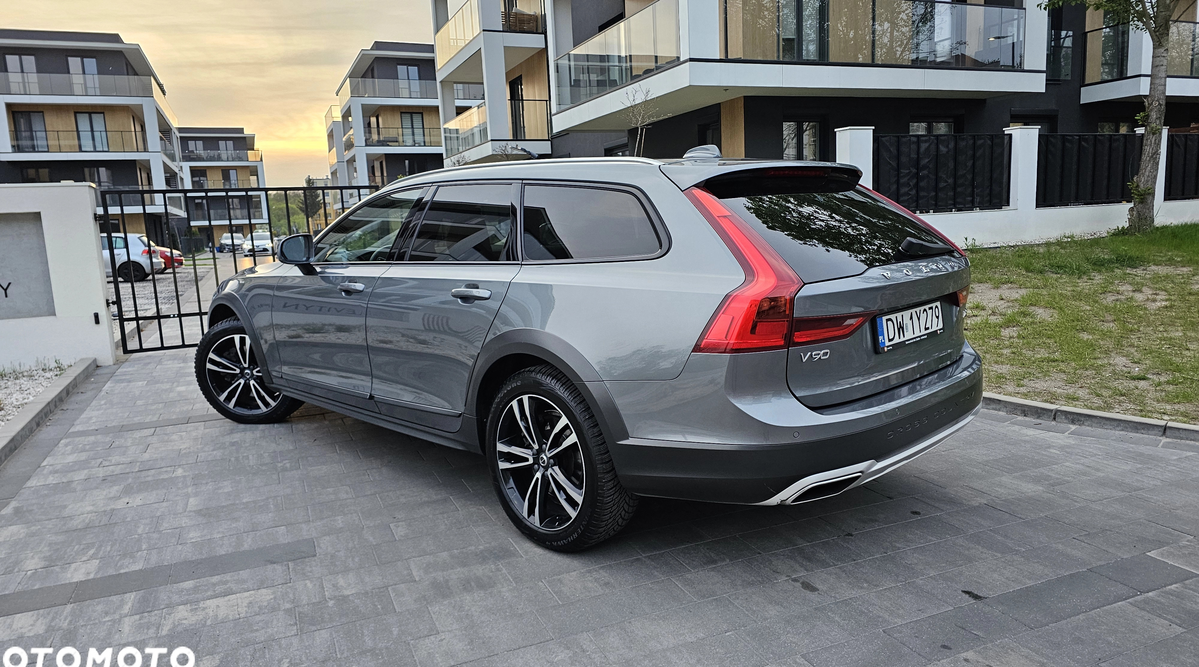 Volvo V90 Cross Country cena 97900 przebieg: 261000, rok produkcji 2018 z Pabianice małe 121